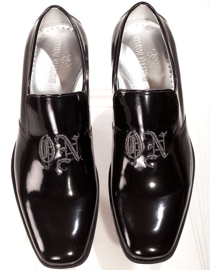 Slipper de charol negro con bordado ON en plata