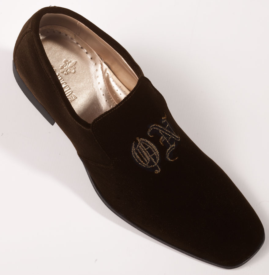 Slipper de terciopelo marrón con bordado en bronce.